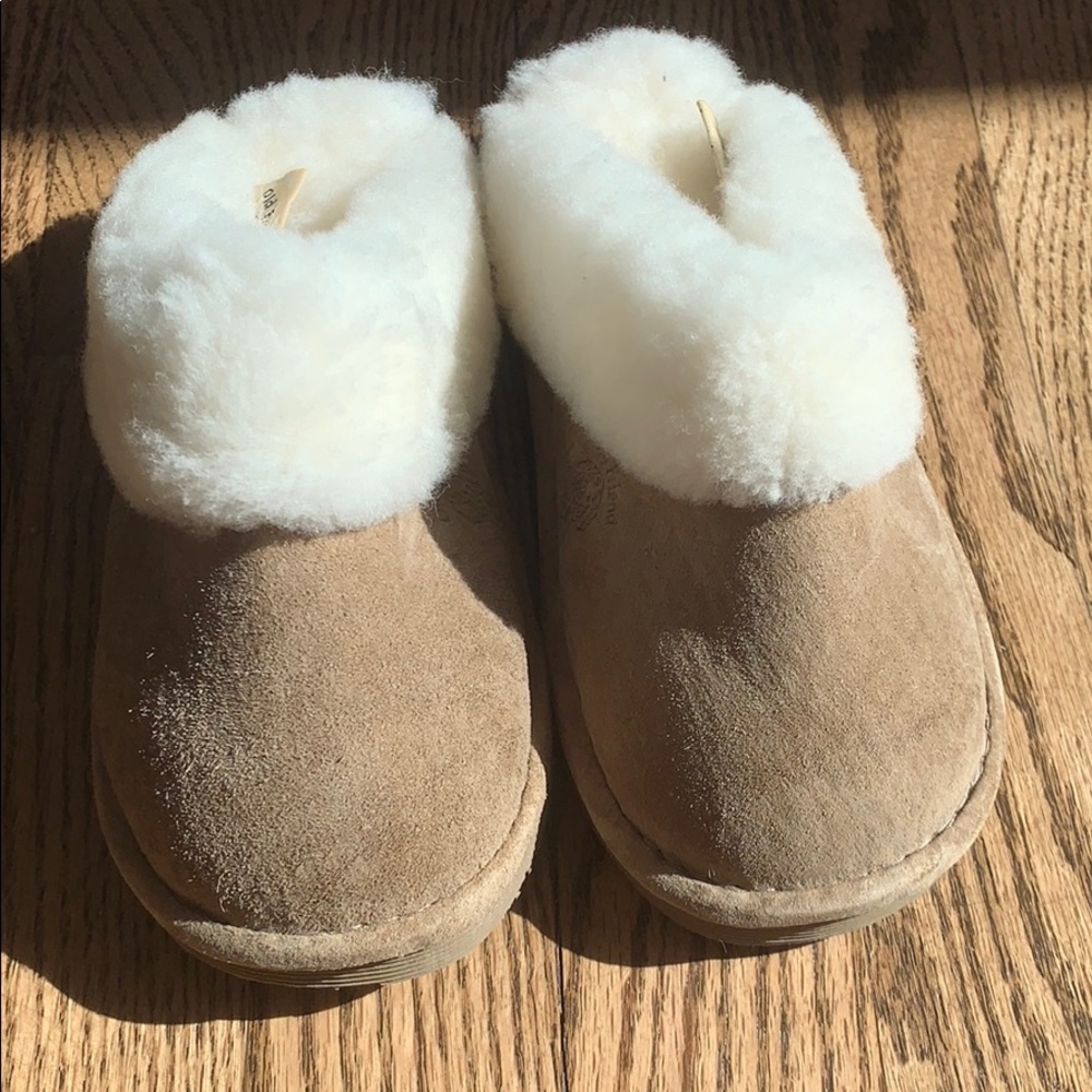 Kids Sheepskin Slippers size 13-1 NWOT